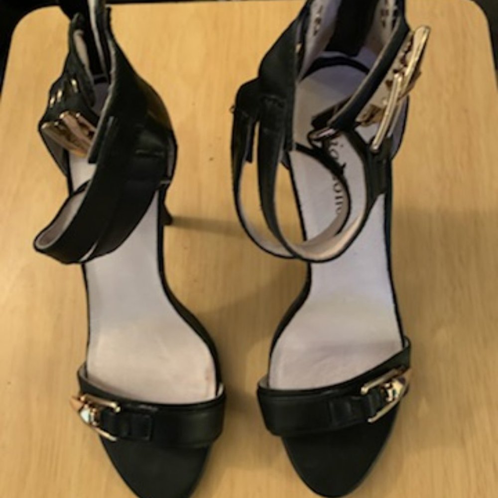 Zigi Soho black ankle buckle Size 9